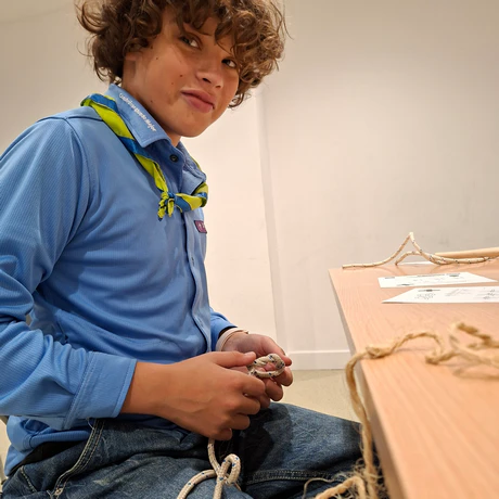 Lobato scout practica nuedos neuvos en taller de cabuyería