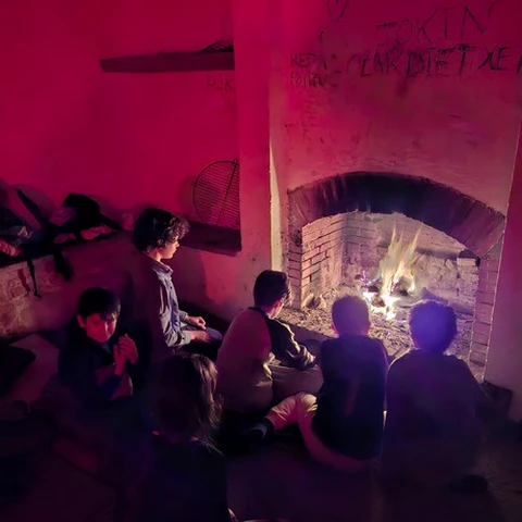 Lobatos al calor de la chimenea