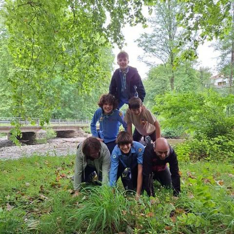 Padres y scouts haciendo una mirámide humana
